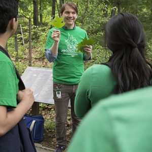Grad student Michael Sekor talks about identifying leaves with the students. 