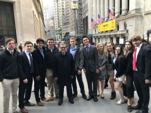 Fernández de Lahongrais with his students in front of the NYSE